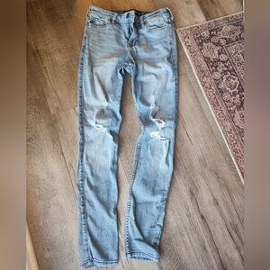 Junior's. Hollister Denim in Light Blue. Size 5R  27x30 Mid Rise Super Skinny